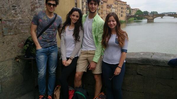 Zanix9's tweet photo. #florence #pontevecchio #friends http://t.co/VwMIn6g0LO