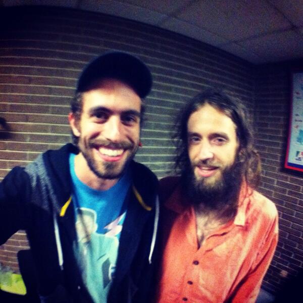 bongobotrako's tweet photo. De cachondeo en camerino con Seb de @CrystalFighters... Grandes! http://t.co/XFSYI9LWx0