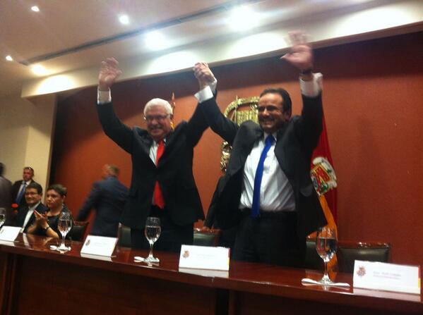 elcarrascoc's tweet photo. Juntos por el desarrollo de #Cuenca y el #Azuay. Felicidades @CholaCabrera http://t.co/OkAp6HHG2F