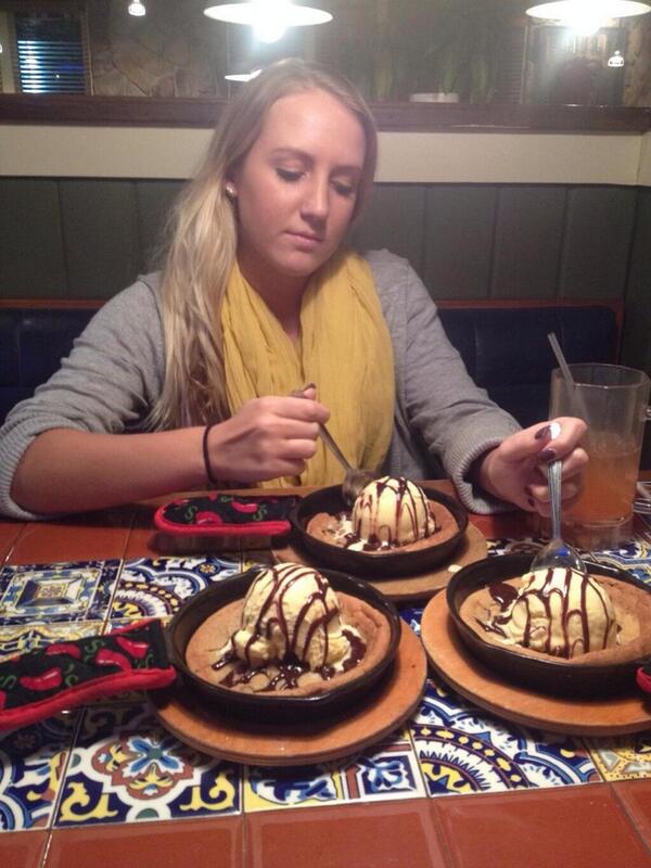 ChilisFanFic's tweet photo. "Ummmmmmmmmmmm......" she contemplates while shooting a devilish glare at her waiter. "I asked for four." http://t.co/D4DGtrmnEv