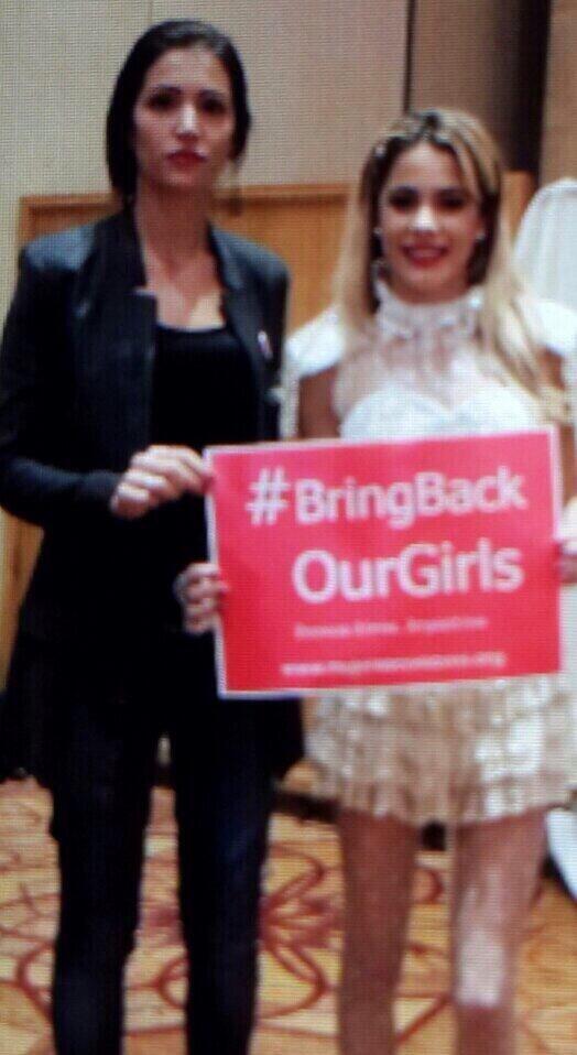 ¡Tini se suma a la campaña #BringBackOurGirls en el backstage de #DesfileInclusivo!