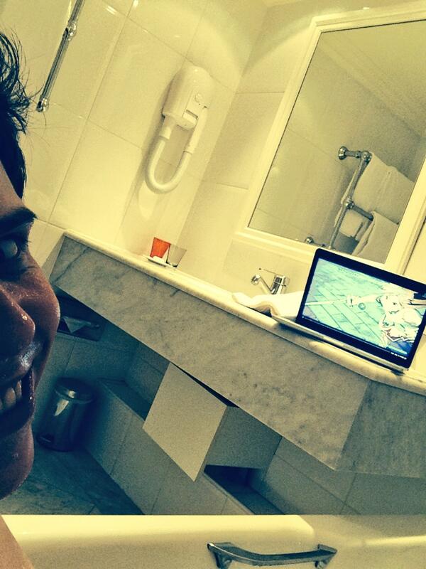 Rubiu5's tweet photo. En Paris, en una bañera, viendo anime en el portatil y mañana a probar Watch Dogs. Tengo el mejor trabajo del mundo. http://t.co/qeUuz2xGr2