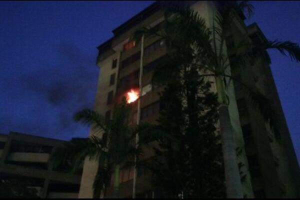 asoteainforma's tweet photo. Incendio de un apartamento de Resd.Fontana, piso 7 presuntamente por efectos de un lacrimogena. http://t.co/rQKQIbtLr6