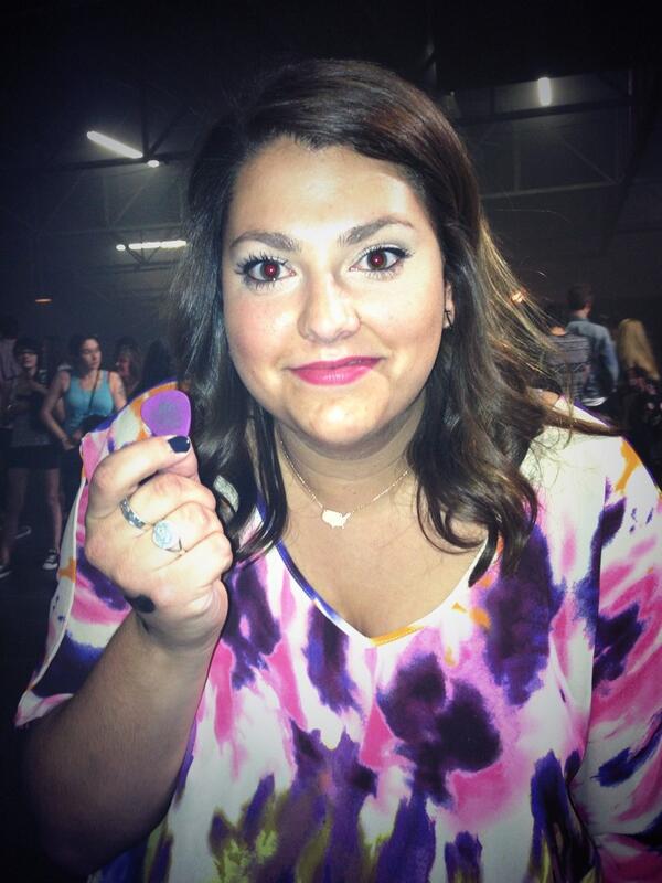 WAIT I LITERALLY JUST TOUCHED MATTY HEALY LIKE HE HANDED ME THIS PICK WITH HIS HANDS