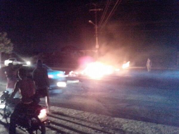 caraboboreporta's tweet photo. 9:00pm Vecinos de Los Cerritos en el municipio Los Guayos, protestan por falta de servicio eléctrico. http://t.co/5nItLTMuKq