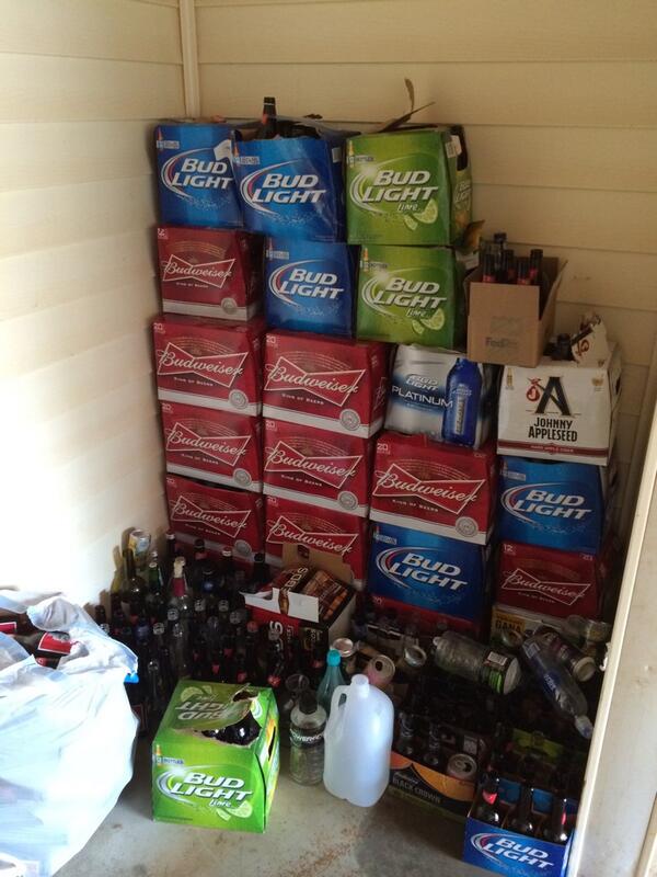 Burtweiser's tweet image. Still don't think I'm an alcoholic Lolz Budweiser is all me and black crown and fortune #hellabeer