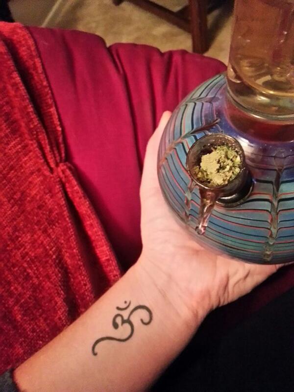 high_im_mandy's tweet photo. Power to the bong http://t.co/OxHlkQIiiV