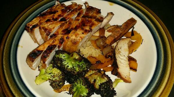 sking905's tweet photo. Grilled pork, bell peppers, and broccoli with a side of quinoa. #cleaneating #fitforlife #ffl.myitworks.com http://t.co/IqAJYYTRkM