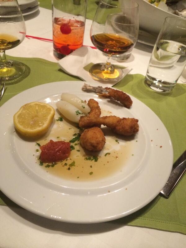 OmarBolden's tweet photo. Frog legs!!! #FirstTime #ImAFoody #TheyreNotBad #IdEatThemAgain http://t.co/XsMnOxTDCL