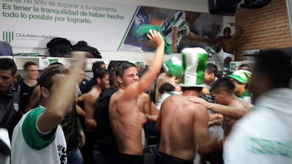CAB_oficial's tweet photo. La fiesta en el vestuario con los jugadores #BanfieldVuelve http://t.co/H3LzTT0GwM