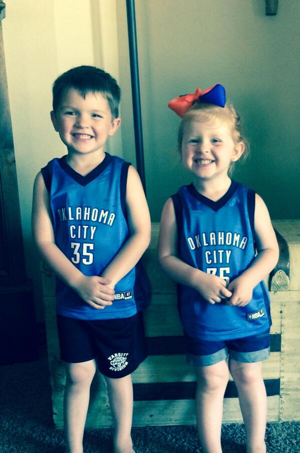 Kaseylea26's tweet photo. They're ready to Thunder up!!! :) #thunderfansforlife http://t.co/IAVgPcRgUD