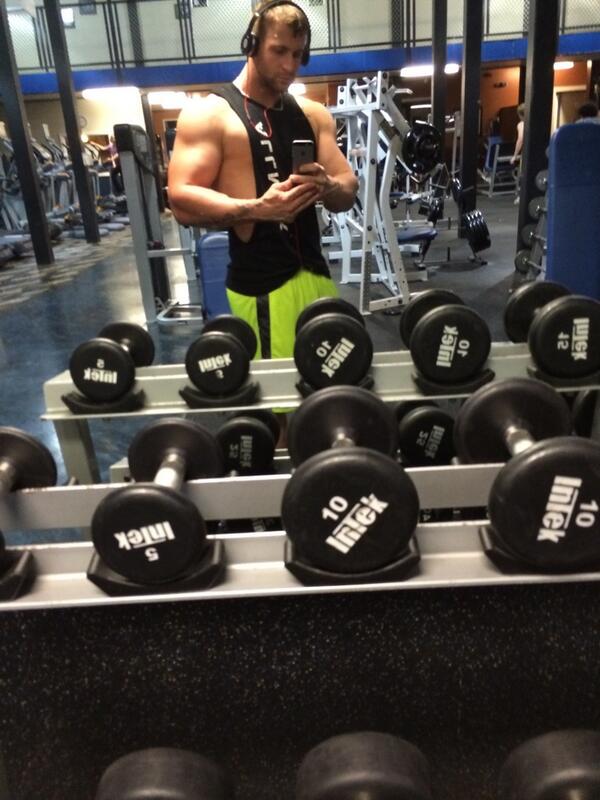koberkramer23's tweet photo. Thursday night Puttin in work "Limits dont exist if you dont give them reason"#emptygymselfie #flagnorfail  #biceps http://t.co/pxX0HmzSzl
