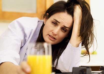 Как быстро убрать отек с лица. Болит голова. Как снять отек с лица после пьянки. Опухоли лица после запоев. Как бусьро избавится от позмелья.