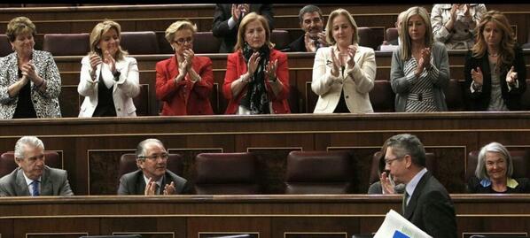 ElHumanoide's tweet photo. Cañete: "Debatir con una mujer es difícil porque mostrar "superioridad intelectual" parece "machista". http://t.co/9Yj3zAGyVC