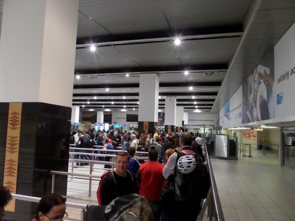 Maarten_77's tweet photo. Ca y est...contrôle passeport...longue http://t.co/JvYHJYVRF9