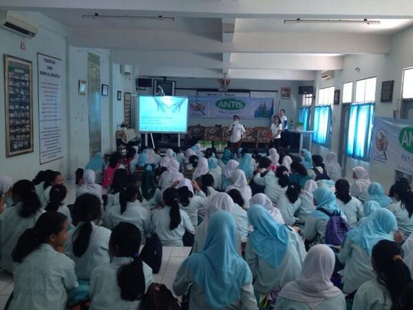 SiAntiKuman's tweet photo. Para siswa terlihat sangat bersemangat mendengarkan penjelasan dari dokter :D http://t.co/lsayGaB8jF