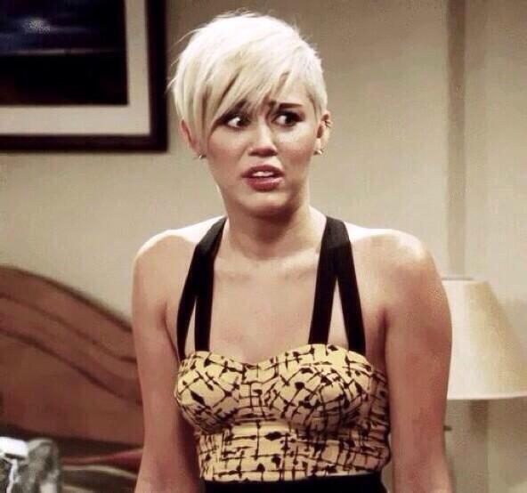 sthbeaut's tweet photo. My face when someone says that Miley can't sing. http://t.co/8laSXTPjE5