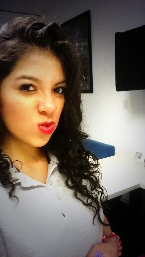 mon_xD's tweet photo. #besitos xqe #viernes xqe #pinshiguapa xqe #labiosrojitos http://t.co/O2tlVUUh2T