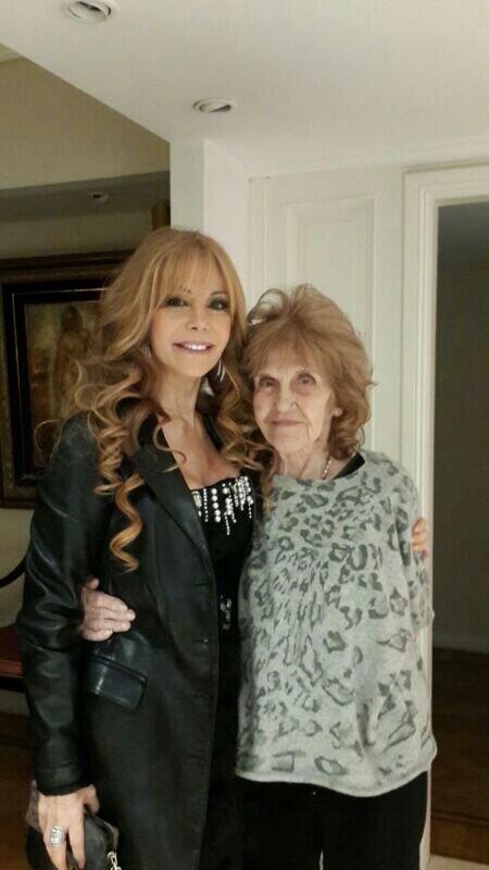 iconoalfano's tweet photo. Con la mamina al regresar a casa Ella también quería opinar!! Una dulzura!!♥♡♥♡♥♡ @elchatoprada @cuervotinelli http://t.co/Ni0qhaKOQC