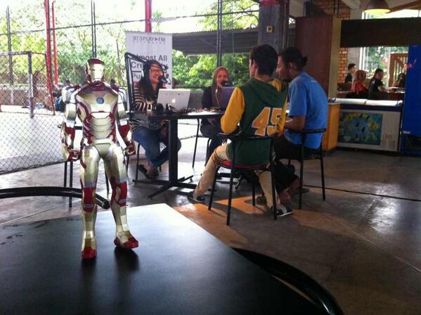 Now airing <a href="/femmykarima/">Femmy Karima</a> and <a href="/meri_rakhman/">Meri Rakhman</a> with <a href="/Mgs_Jamil/">pempeksepeda</a> and <a href="/ner_ve/">fariz ferdian</a> from <a href="/PeriPalembang/">Peri Palembang</a> #GOAP #PlayCommunity