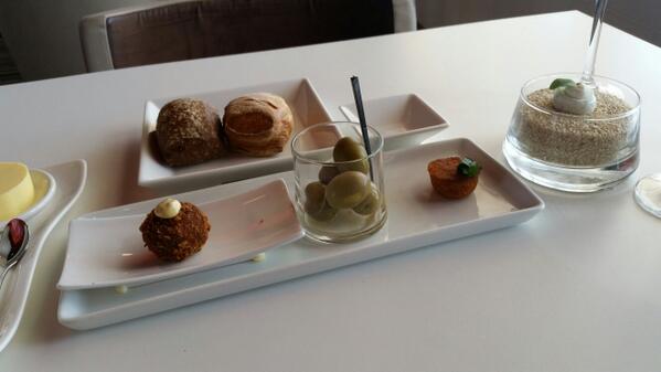 gruttepyr's tweet photo. Amuses en olijven #etenbij @AtSeaDenHaag http://t.co/sBRXtpSPfz