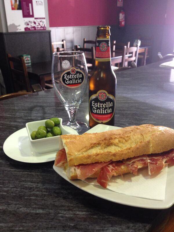 ElCeller31's tweet photo. El almuerzo debería ser deporte nacional. Yo no me lo pierdo con @estrellagalicia #ElCeller #megustaeljamon http://t.co/PQLXiNhv8x