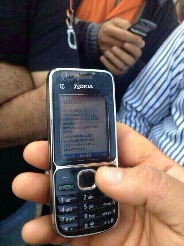 BaturayCevik's tweet photo. Herkes görsün ki; Soma Holding bugün için eyleme katılan işçilerin işten atılacağını telefon mesajı atmış. http://t.co/AlZ2T8RR0y