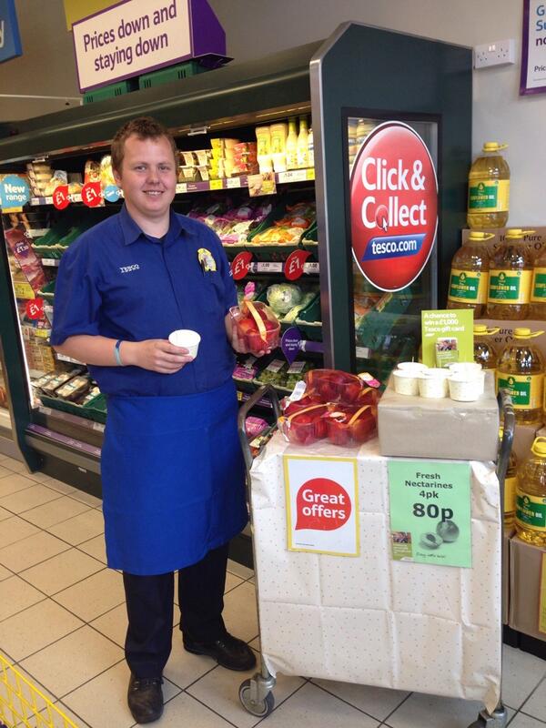 Rob leading the engagement with our customers today. Nectarines at 80p #WOW <a href="/Gary_Williams9/">Gary Williams</a> <a href="/pw_wes/">Philip Weston</a>