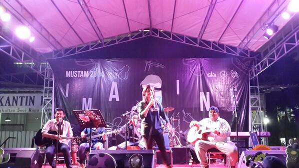Cakadidi acoustic on stage as opening performance on Mustam 2014. Ayo makin merapat!!!!!!!!