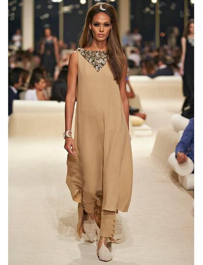 Astro_Adventure's tweet image. #CrescentMoon @ #ChanelCruiseDubai - @CHANEL's got #starsignstyle! Beautiful #moon headbands: hottest accessory ever?