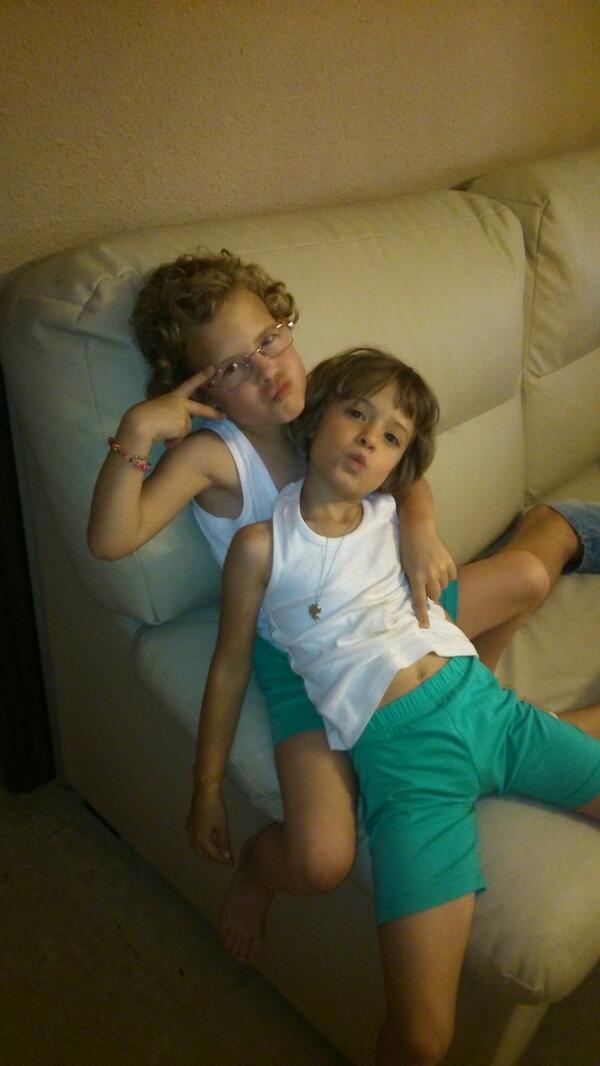myriamlopezmor's tweet photo. Y llegaron las terremotos.!!!..q mediodia nos espera  con stas dos @kisko_lopez http://t.co/fiYwbncYaS