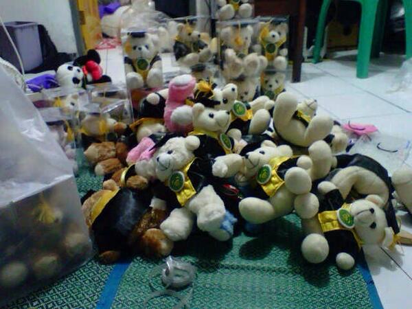 Boneka wisuda Universitas Siliwangi #unsil Tasikmalaya <a href="/MahasiswiUNSIL/">#Mahasiswi ♛</a> <a href="/infounsil/">Universitas Siliwangi</a> <a href="/Mahasiswa_Unsil/">Mahasiswa Unsil</a> @GwMahasiswa