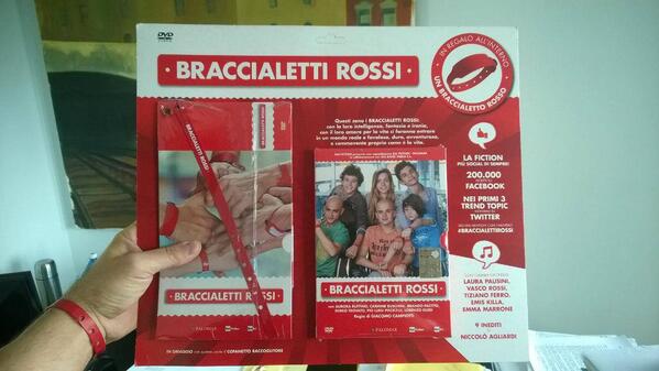 BraccialettiRos's tweet photo. Eccoli qui, i primi DVD di #BraccialettiRossi sono partiti per raggiungere le edicole! Già prenotata la vostra copia? http://t.co/Zyg9QEexni