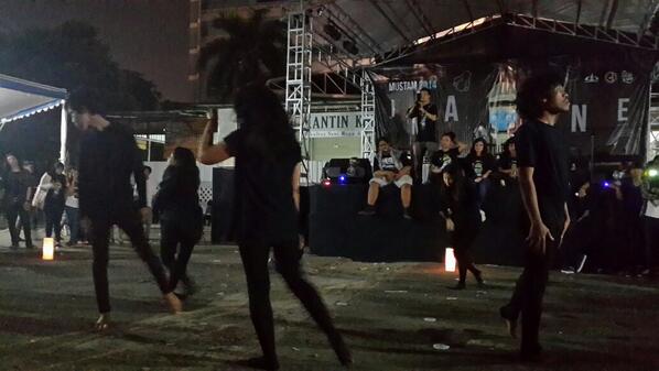 Berikutnya penampilan dari KHPP <a href="/DESARUPA/">FSRD Trisakti</a>. Hanya di Mustam 2014!