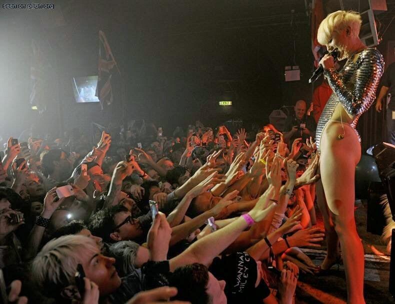 Miley Cirus se deja tocar sus partes intimas del publico. 