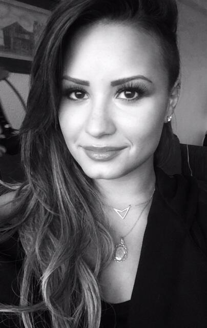 ddlovato's tweet image. No I did not get my lips done.... They are THAT CHAPPED!!!!! Damn you California dry weather 🔥🔥🔥