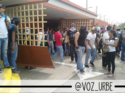 ESPERANZA__VZLA's tweet photo. Abren a la fuerza portón en instalaciones de la URBE. Estudiantes y pueblo civil unidos a protestar. #16MY #Maracaibo http://t.co/Ssep6NhbKq
