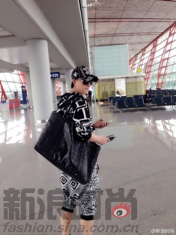 numbchaa's tweet photo. "@LeeVina991127: 140515 新浪时尚 Weibo Update with Han Geng [4P] http://t.co/tMaIAYyGgB http://t.co/FItee0Ijmq"