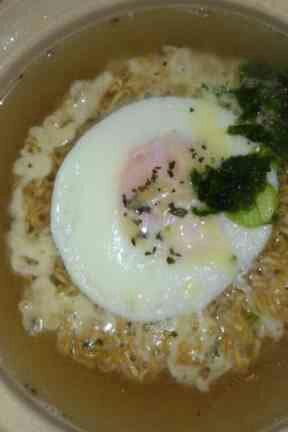チキンラーメンアレンジレシピ チーズチキンラーメン 1 どんぶりにチキンラーメン チーズ 卵 アオサ海苔 焼き海苔の場合は食べる直前 を入れます 2 お湯を注ぎ 蓋 またはラップをして3分待ち 仕上げにバジルかパセリを振りかけて完成 T Co チキンラーメンアレンジレシピ チーズチキンラーメン 1 どんぶりにチキンラーメン チーズ 卵 アオサ海苔 焼き海苔の場合は食べる直前 を入れます 2 お湯を注ぎ 蓋 またはラップをして3分待ち 仕上げにバジルかパセリを振りかけて完成 T Co