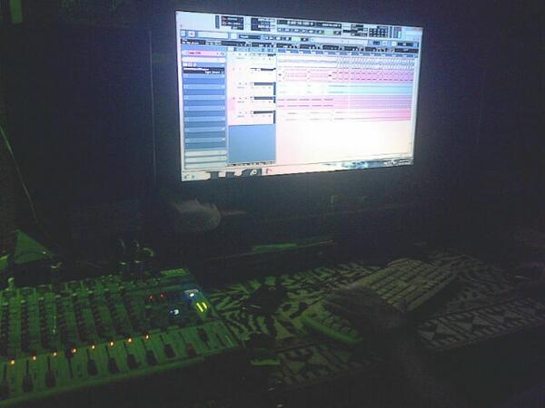 Saat nya <a href="/KILLERBEE_696/">KILLERBEE OFFICIAL</a>. Recording di studio kita . Gas brader !!