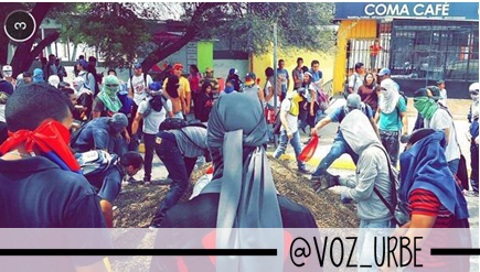 vanessam7's tweet photo. "@VOZ_URBE: Estudiantes de la URBE trabajando por hacer un país libre. #Maracaibo #16MY http://t.co/Z3Yoo4geih"