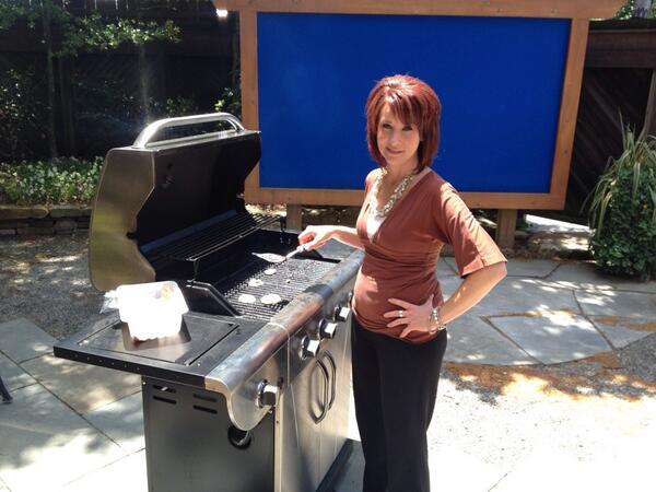 TanyaRiveraOn2's tweet image. .@2WTK puts a motorized grill cleaner to the #2TEST. I'm making a mess, see if the product can clean it up at 5:30pm