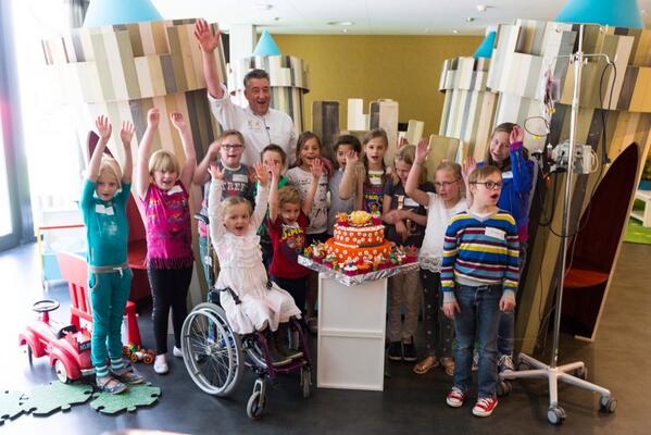Patiëntjes van MMC maken samen met @PatissierRobert een verjaardagstaart voor jarige Máxima: bit.ly/Mmctaart