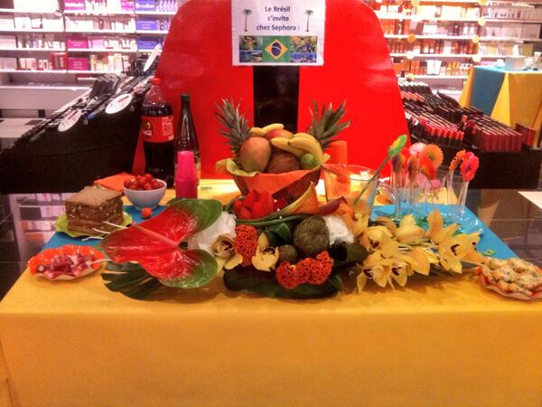 AngelinePiquery's tweet image. Petits fours, cocktail, macarons, pose de vernis.. On est bien accueilli chez Sephora #SoiréeVIP
