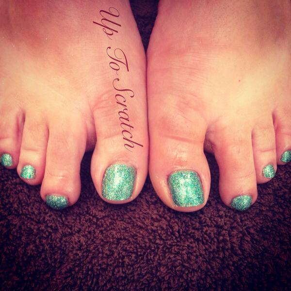 UpTooScratch's tweet image. #cnd #shellac Hotski with green holographic glitter #pedicure #nails #naildesign #nailedit #notd #guildford #Surrey