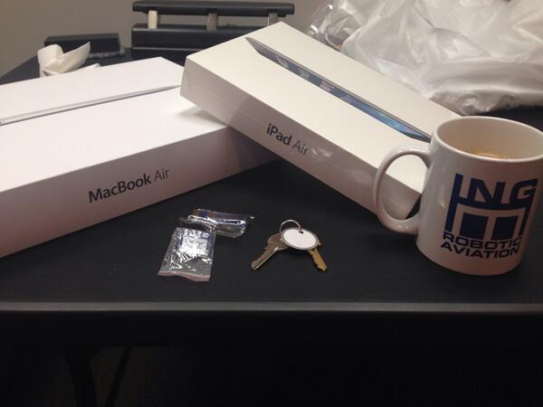 ChrisMustakas's tweet image. Just another day @ the office. Nice new Apple gear to use. The IOS on the MacBook might be challenging.  #pcuser