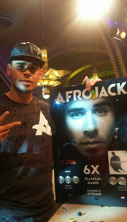 HumbertoTan's tweet photo. Dank je wel @djafrojack 6x platina! http://t.co/K2fR3aPJGa