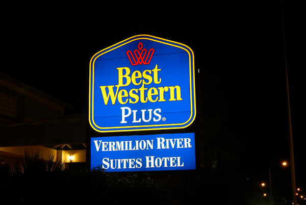 BassCustomSigns's tweet image. Newly installed sign for the new Best Western hotel here in Lafayette!