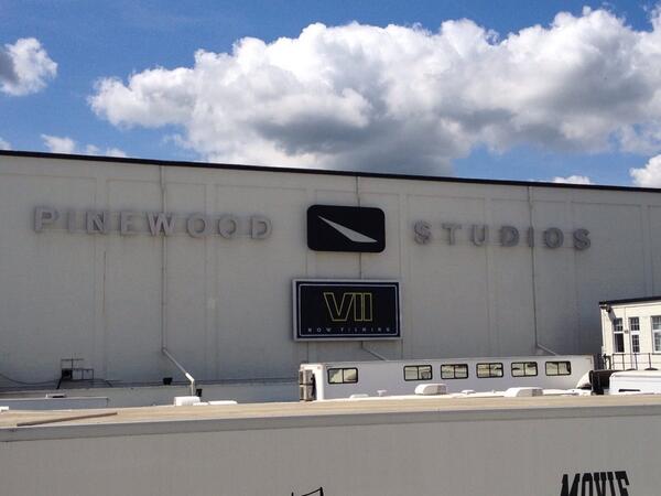 Starwareando's tweet photo. Hoy iniciaron las grabaciones del Episodio VII oficialmente, miren que bonito se ve Pinewood Studios! http://t.co/wfxsyB7zYS