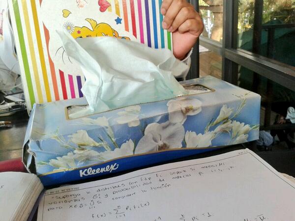LizbthTorres's tweet photo. @gloria_caz esta es  @Mariana_bust llorando en starbucks!! Con su caja de kleenex y todo!! http://t.co/IApkSYhKQD